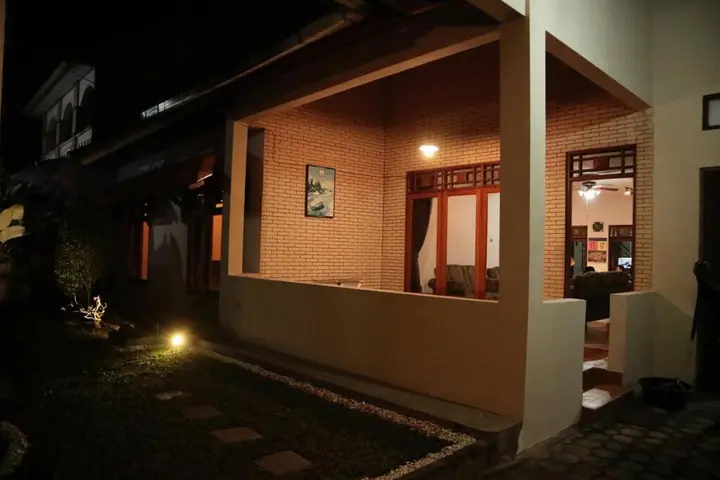 Батуретно: Oyo 851 Rumah Mumu Kost Homestay