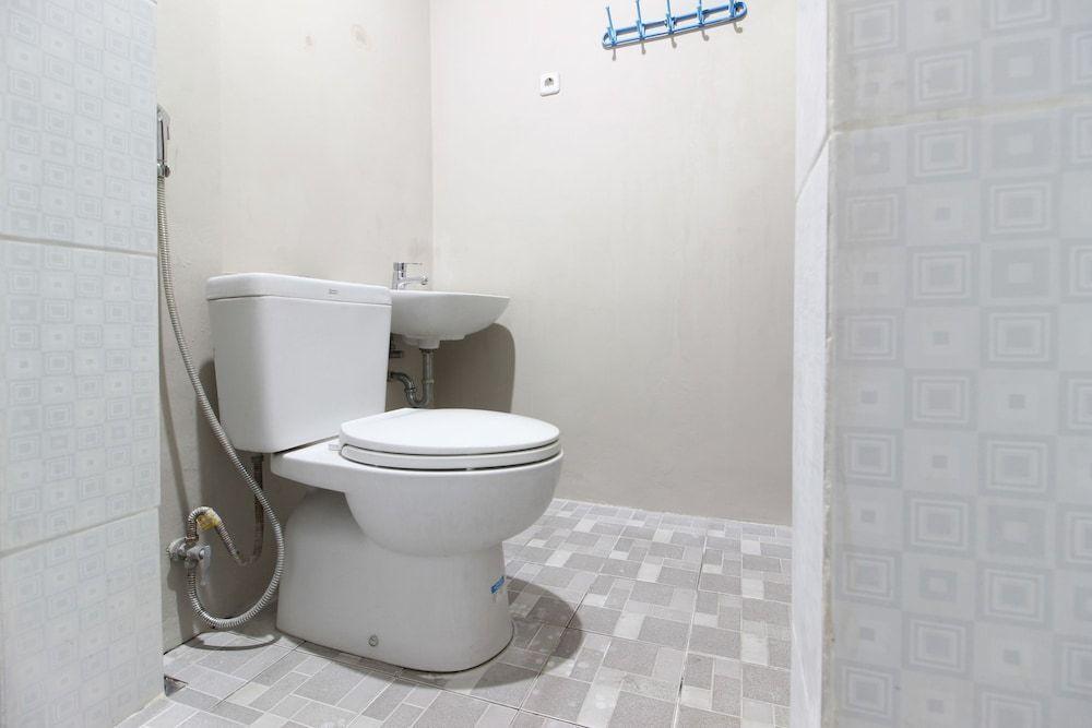 Суракарта: RedDoorz near Solo Balapan Station 2