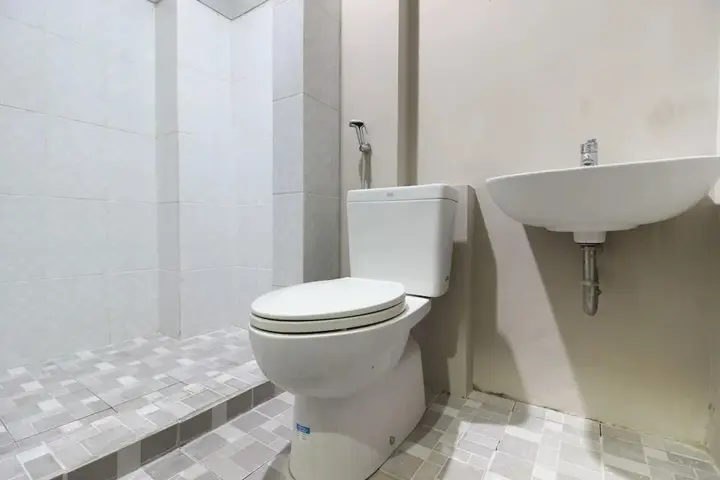 Суракарта: RedDoorz near Solo Balapan Station 2