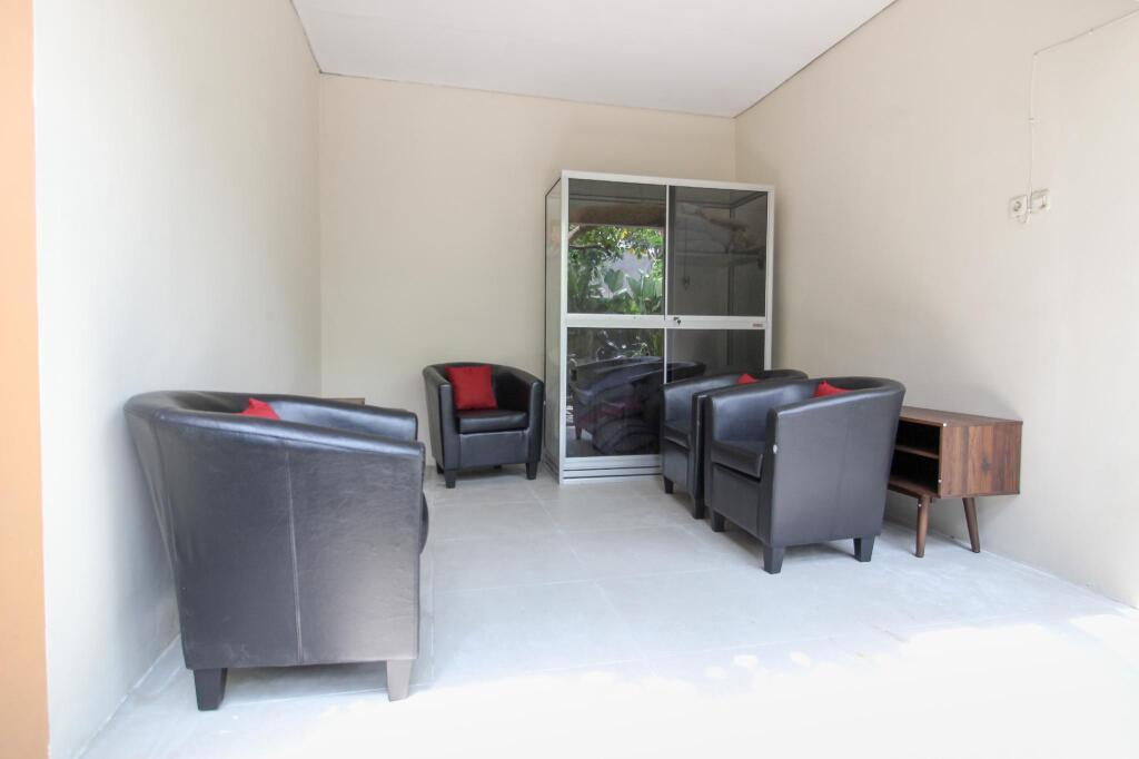Суракарта: RedDoorz near Solo Balapan Station 2