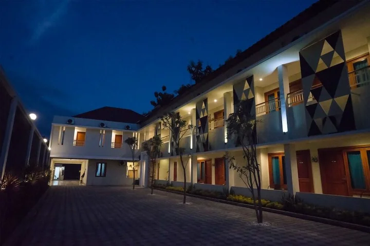Слеман: W House
