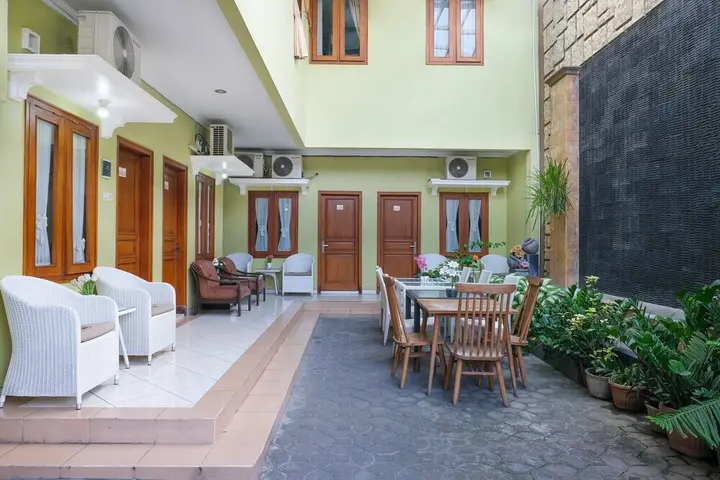 Батуретно: OYO 833 Hotel Army Look Syariah