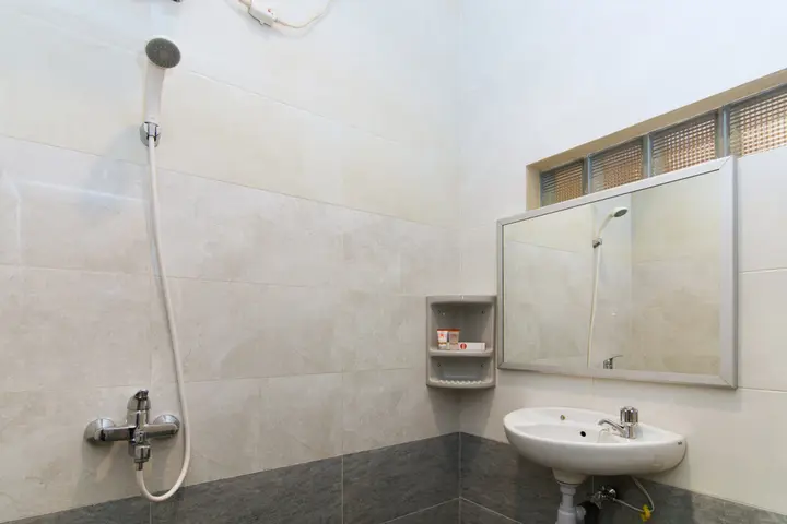 Депок: SUPER OYO 890 Dewi Fortuna Guest House