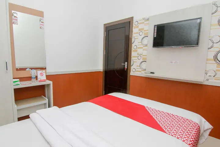 Палу: OYO 861 R Four Hotel