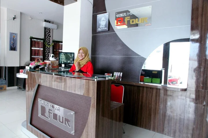 Палу: OYO 861 R Four Hotel