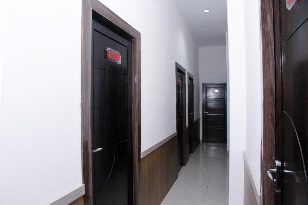 Палу: OYO 861 R Four Hotel