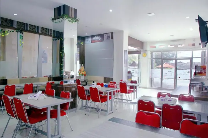 Палу: OYO 861 R Four Hotel