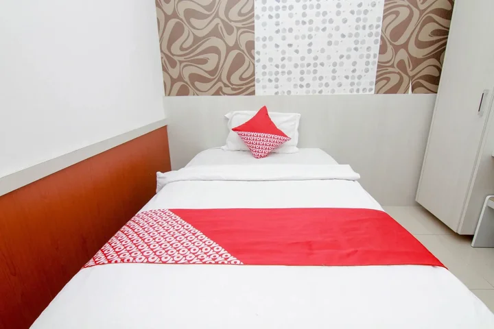 Палу: OYO 861 R Four Hotel