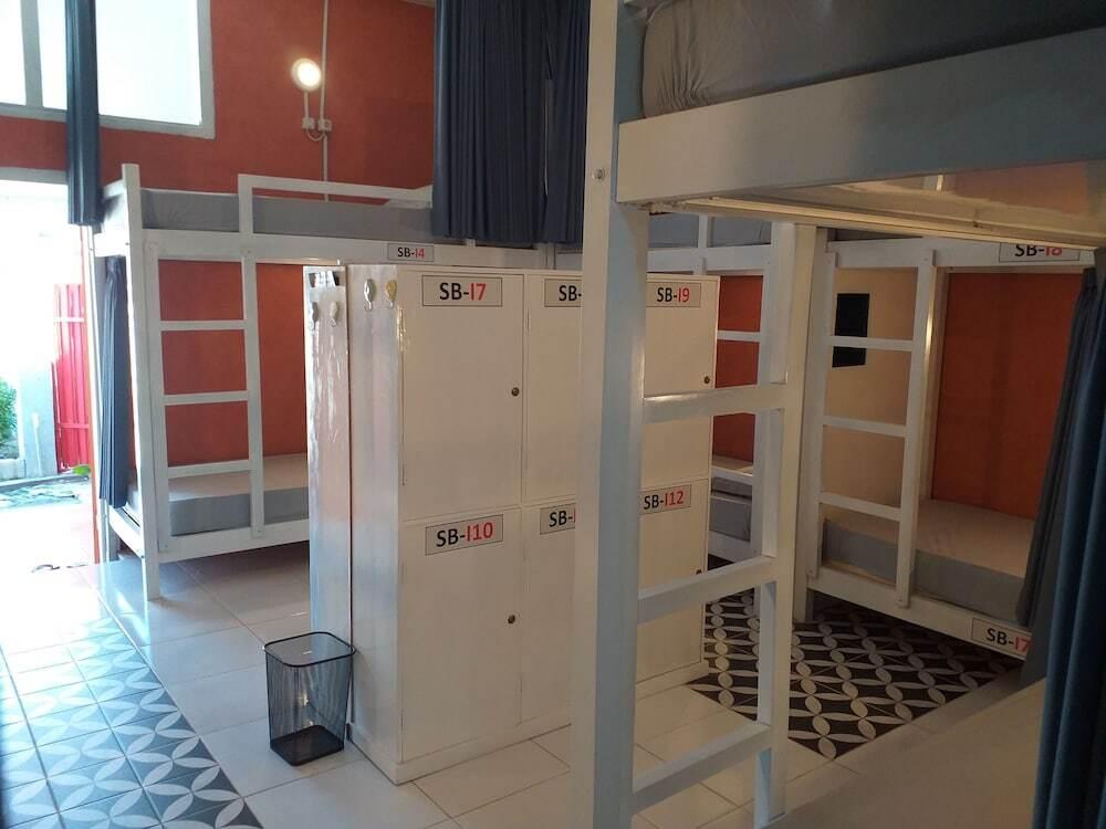 Батуретно: Home Addicts Hostel