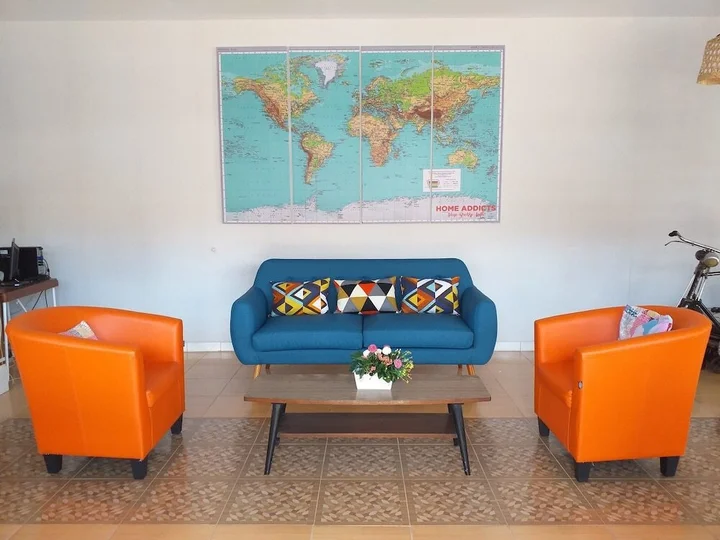 Батуретно: Home Addicts Hostel