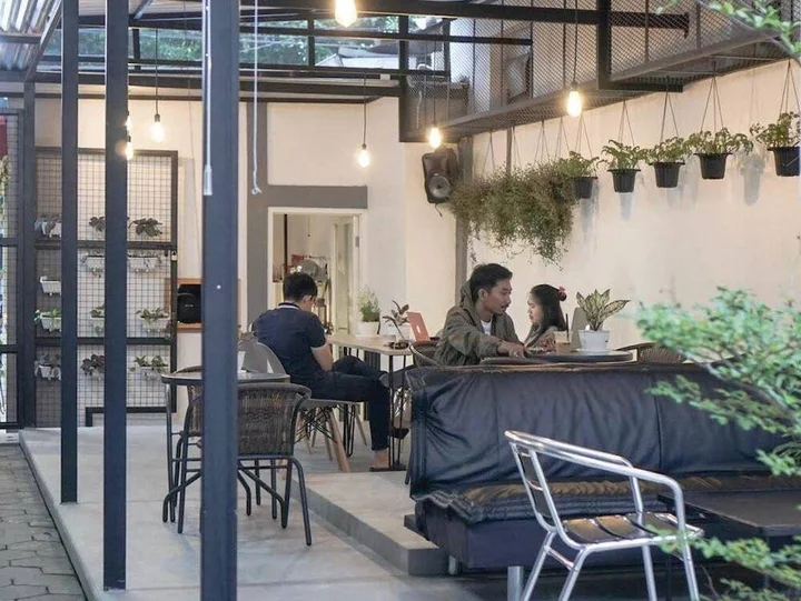 Батуретно: Home Addicts Hostel