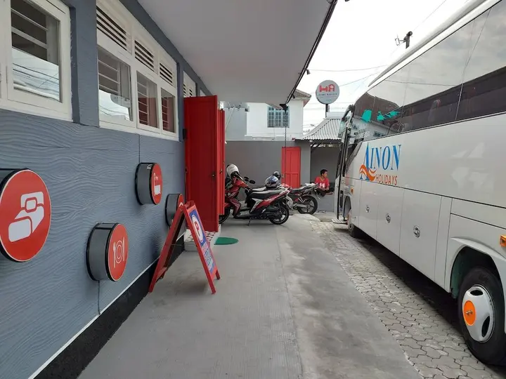 Батуретно: Home Addicts Hostel