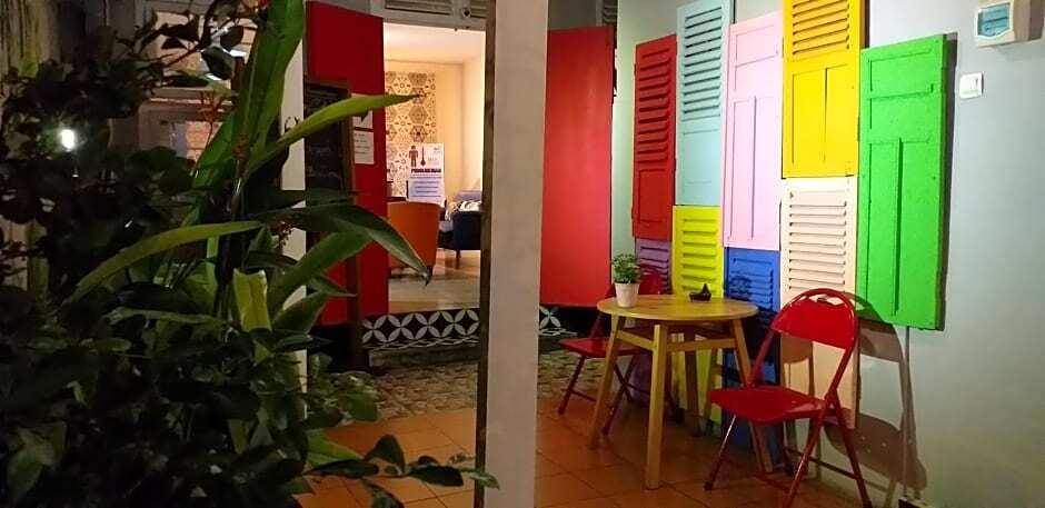 Батуретно: Home Addicts Hostel