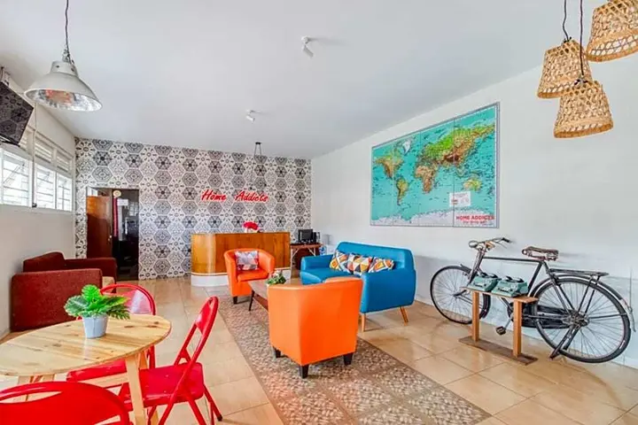 Батуретно: Home Addicts Hostel