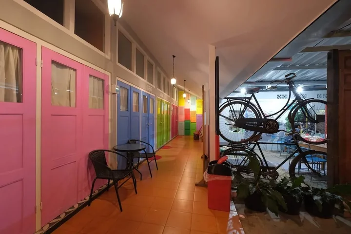 Батуретно: Home Addicts Hostel