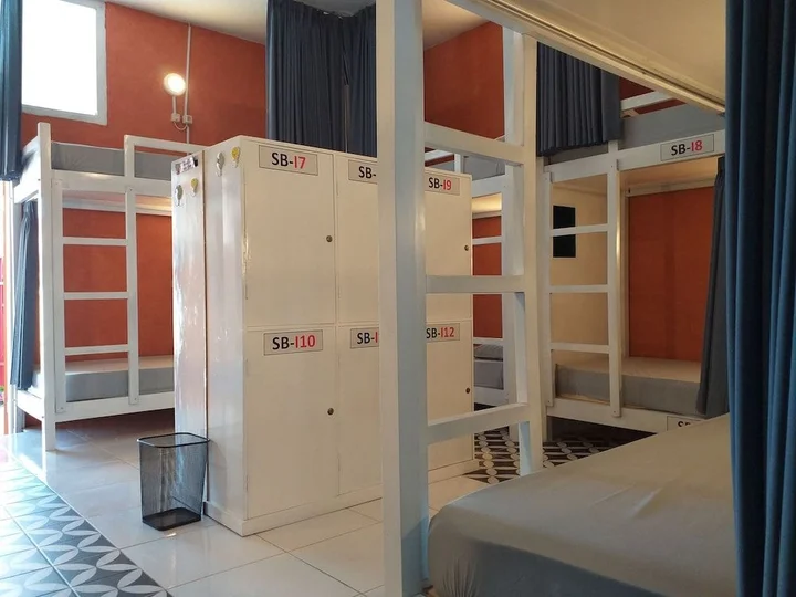 Батуретно: Home Addicts Hostel