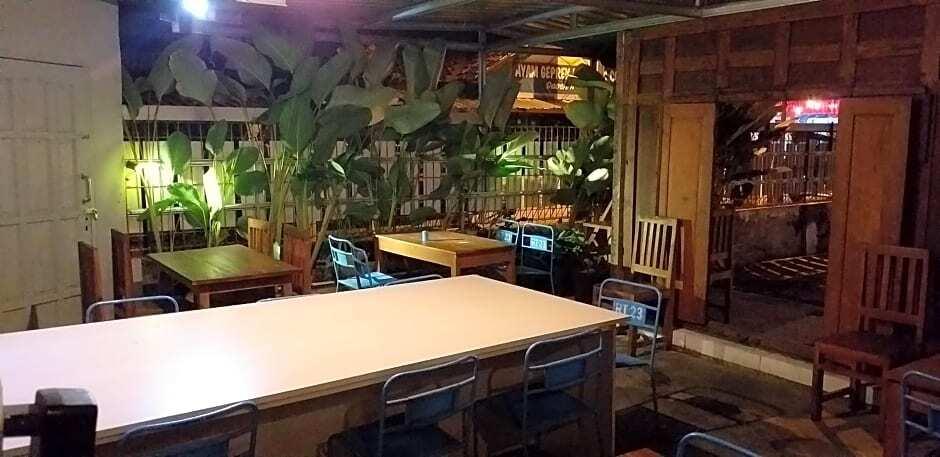 Батуретно: Home Addicts Hostel