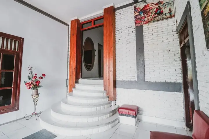 Батуретно: RedDoorz @ Jalan Monjali