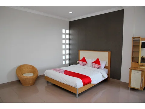 Палу: OYO 1098 Rego Hotel