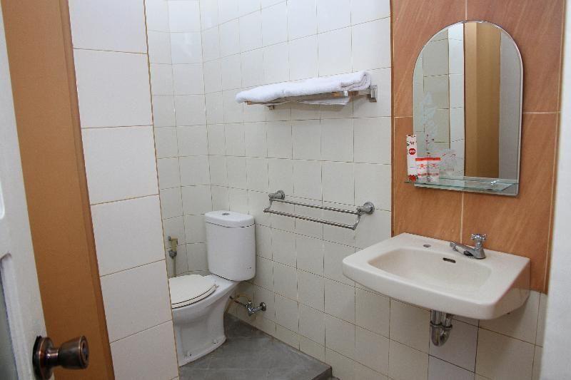 Палу: OYO 1098 Rego Hotel