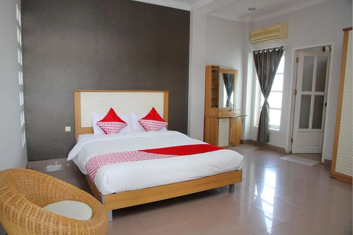 Палу: OYO 1098 Rego Hotel