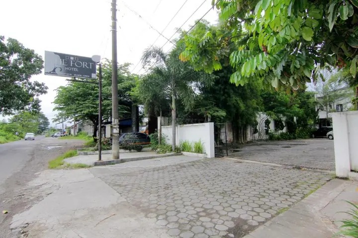 Батуретно: The Fort Hotel