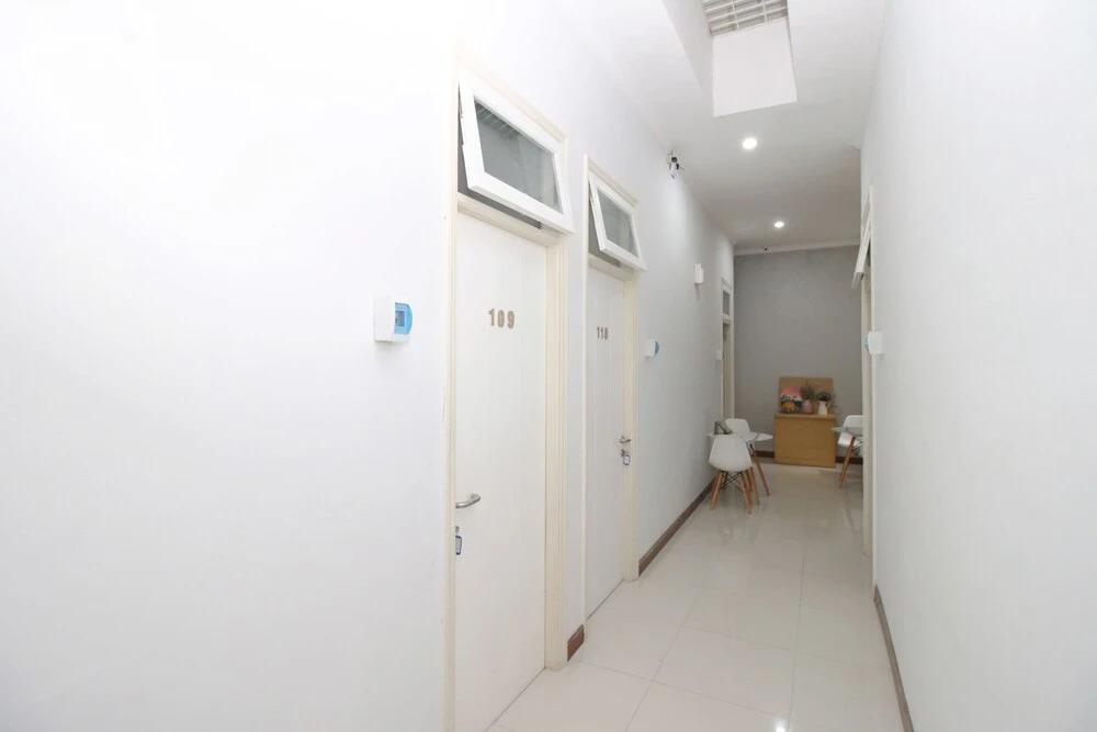 Сурабая: Airy Tegalsari Teuku Umar 21 Surabaya