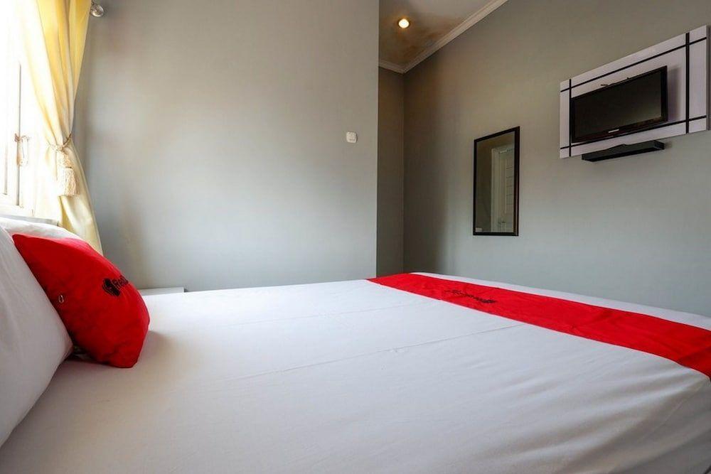 Суракарта: RedDoorz near Solo Square 3