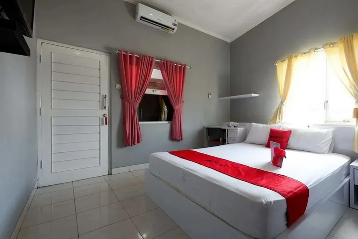 Суракарта: RedDoorz near Solo Square 3