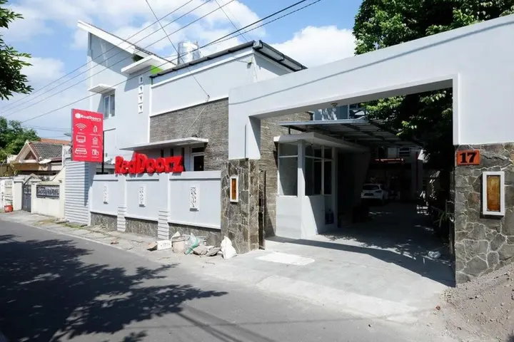 Суракарта: RedDoorz near Solo Square 3