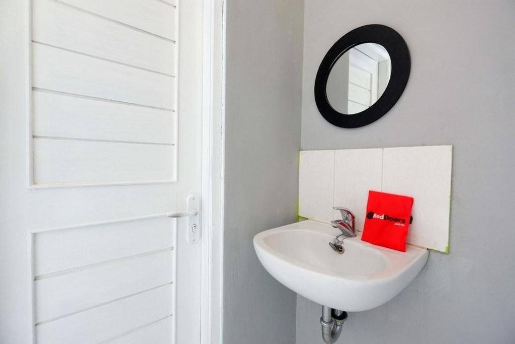 Суракарта: RedDoorz near Solo Square 3