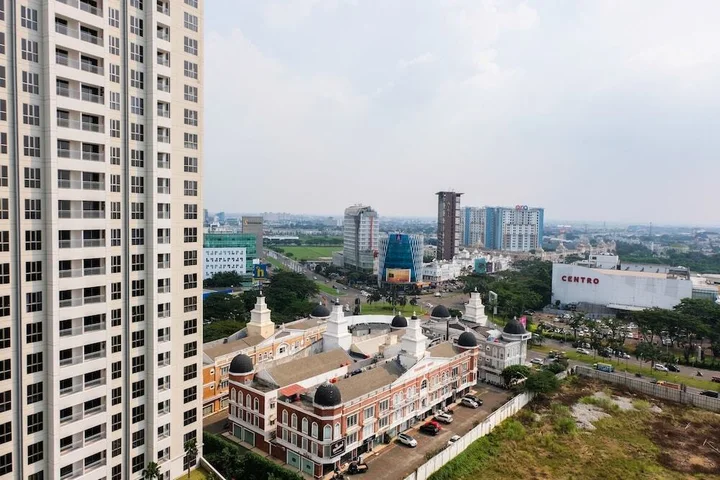 Legok: 3BR Apartment with Pool View at M-Town Residence