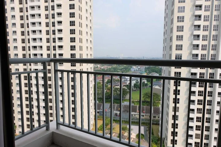 Legok: 3BR Apartment with Pool View at M-Town Residence