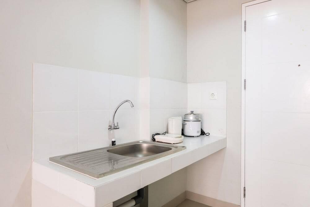 Legok: Beverly 90210 Studio Apartment at Serpong
