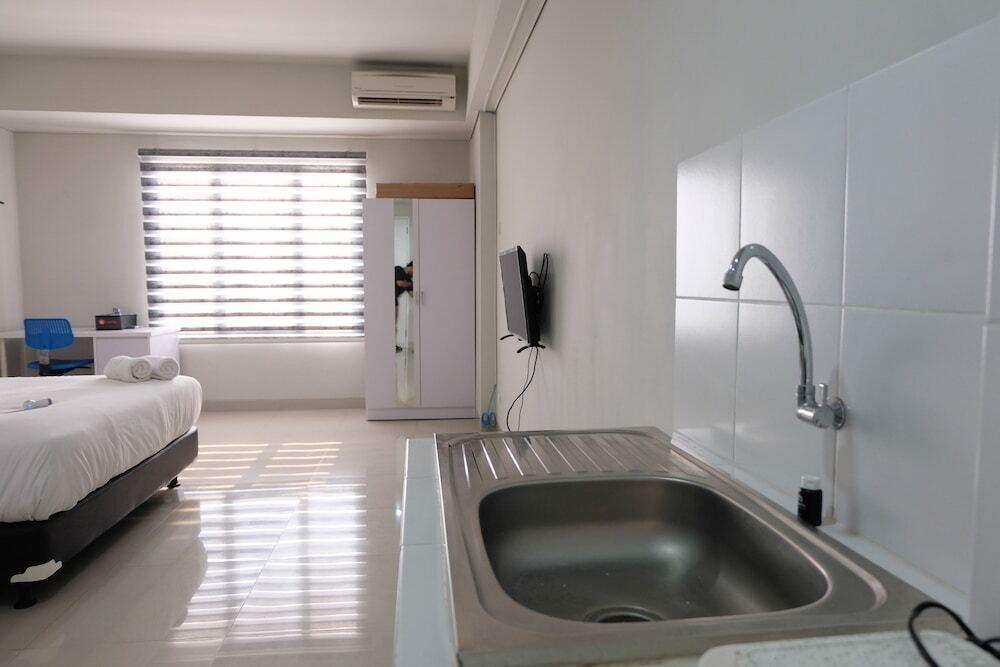 Legok: Beverly 90210 Studio Apartment at Serpong