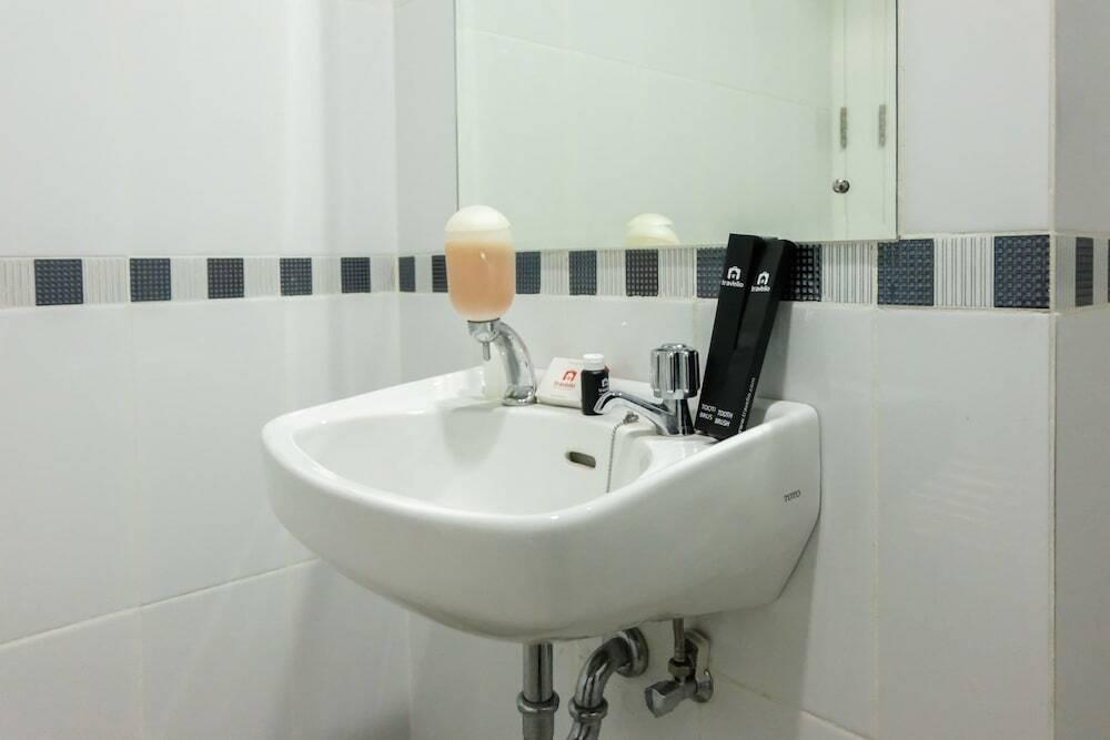 Legok: Beverly 90210 Studio Apartment at Serpong