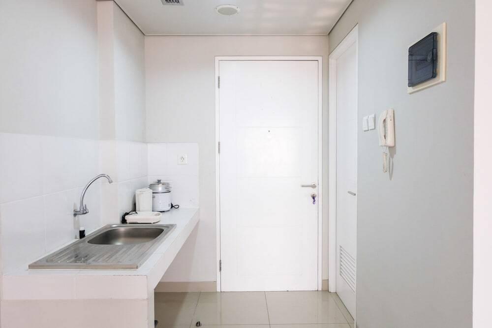 Legok: Beverly 90210 Studio Apartment at Serpong