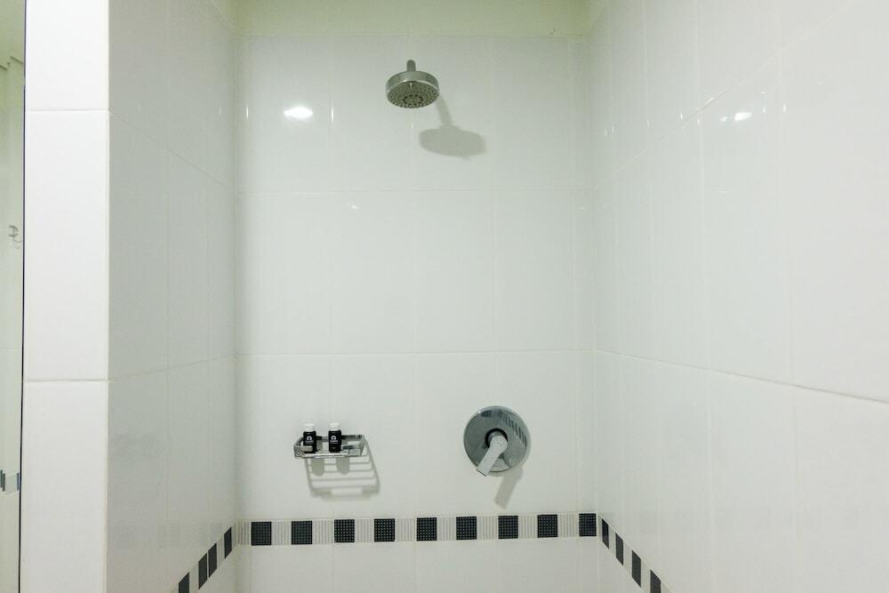 Legok: Beverly 90210 Studio Apartment at Serpong