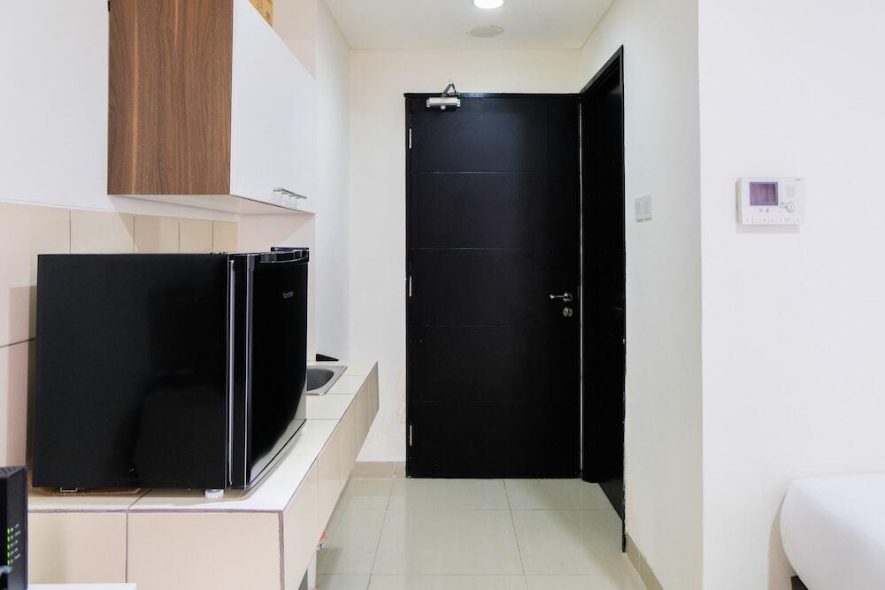 Legok: Minimalist Studio Skyline Apartment