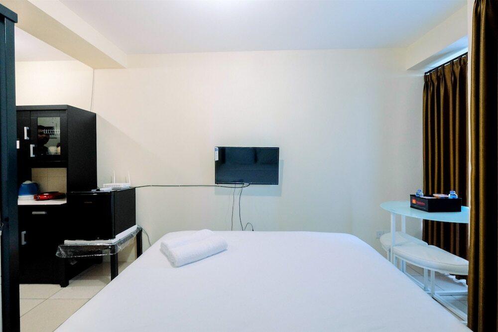 Джакарта: Comfy Studio Room at Tifolia Apartment