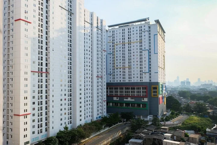 Джакарта: Contemporary 2BR at Bassura City Apartment