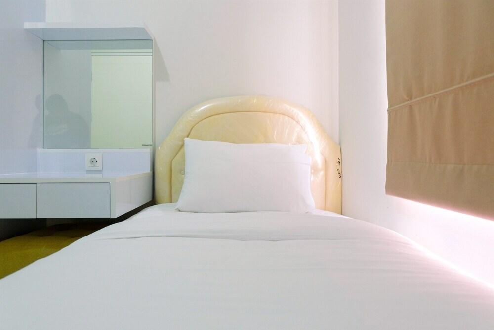 Clean 2Br Apartment @ Springlake Summarecon — фото 1