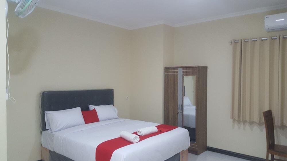 Семаранг: Hotel Wood 7296