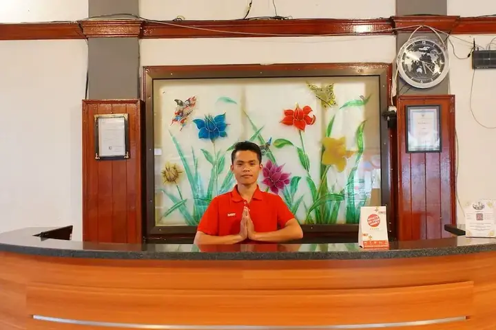 Палу: OYO 1333 Wisata Hotel