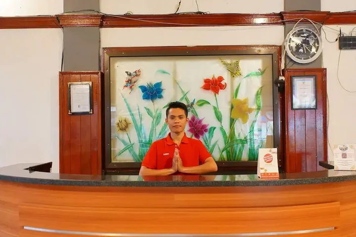 Палу: OYO 1333 Wisata Hotel