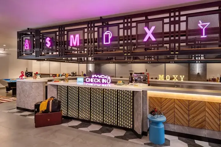 Суракарта: Moxy Solo
