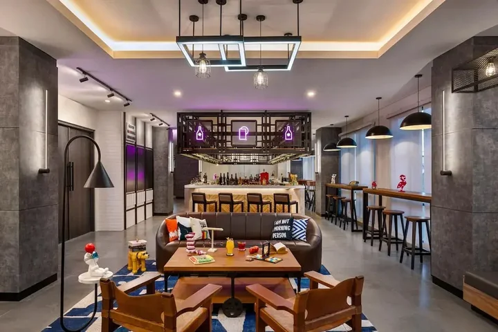 Суракарта: Moxy Solo