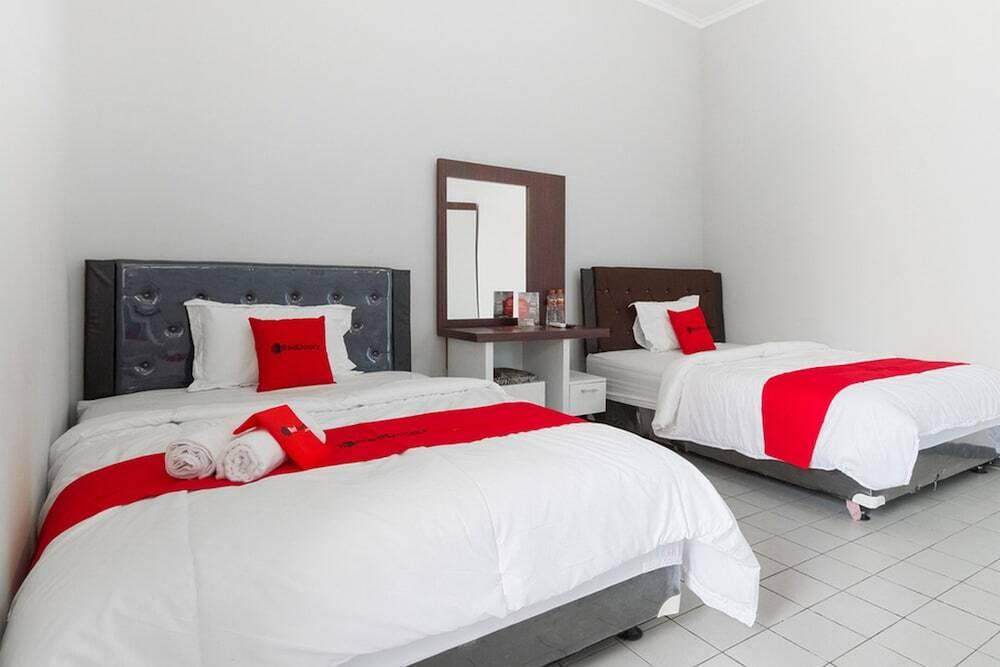 RedDoorz near Batik Tulis Celaket 2 — фото 2
