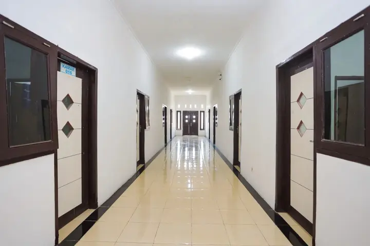 Маланг: RedDoorz near Plaza Araya 2