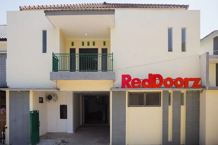 Маланг: RedDoorz near Plaza Araya 2